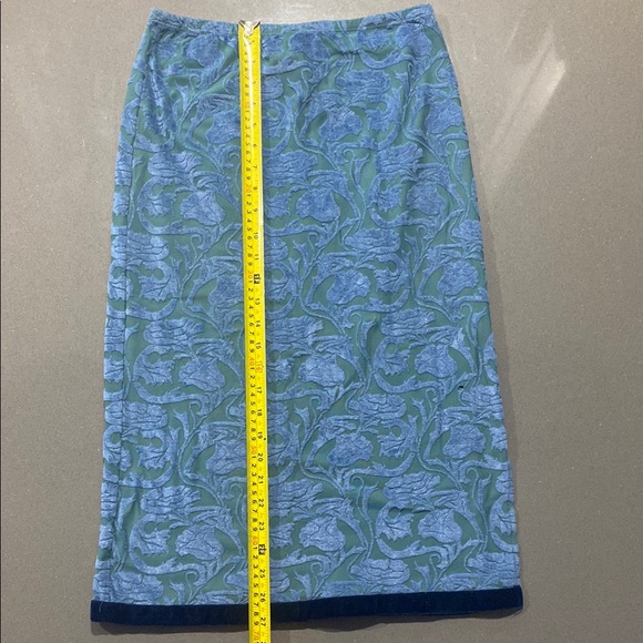 Elegant Blue and Green Patterned Skirt - Picture 5 of 10